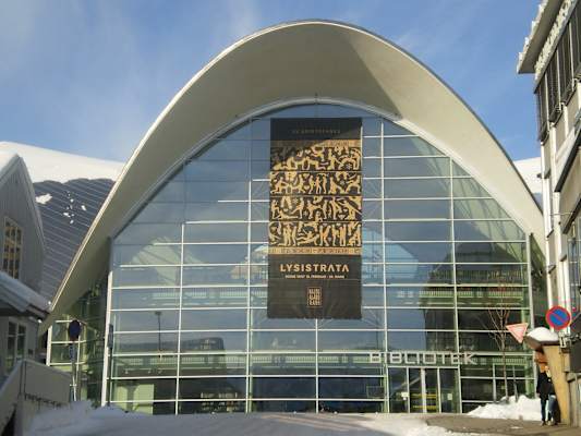 An einem Nachmittag in Tromsö – ideal vor dem Abreisetag – lohnt sich eine kleine Besichtugungstour – z.B. die architektonisch interessante Stadtbibliothek.