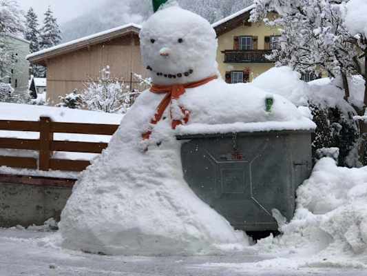 In Fulpmes, Tirol, ist man Wintereinbrüche gewohnt, da darf man die Sache auch mit ein wenig Humor nehmen 