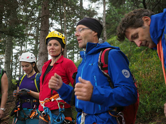 Bergführer Hans Prugger und Bergführer Peter Perhab erklären worauf es bei einer Via Ferrata ankomt