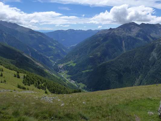 Blick von der Bergflanke der Schröfwand: Schnalstal mit Karthaus