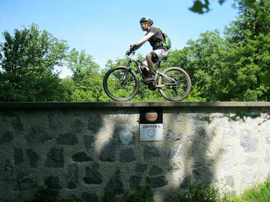 Der Planetenweg an der Lainzer Tiergartenmauer