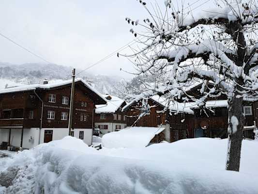 Auch in der Schweiz hat es bis ins Tal hinab geschneit, sowie hier in Grüsch im Prättigau, Graubünden