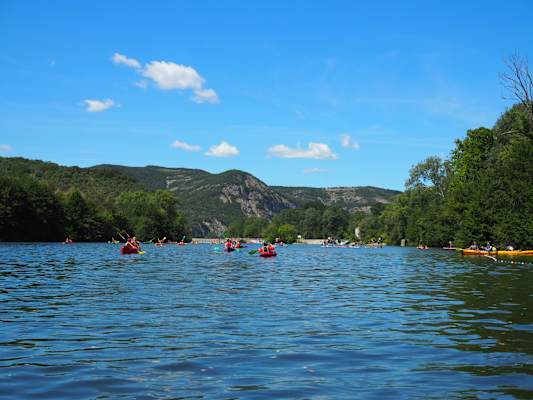 Alleine ist man auf der Ardèche nicht - hier am Einstieg in Vallon-Pont-d'Arc