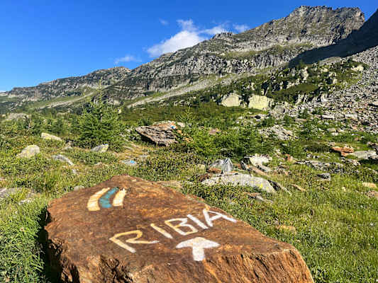 Markierung am Stein weist den Weg nach Ribia.