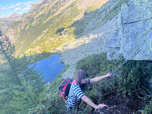 Um den Sattel von Arnau zu erreichen, gibt es zwei Ketten. Sie mahnen zur Vorsicht und vermitteln ein Gefühl von Sicherheit.