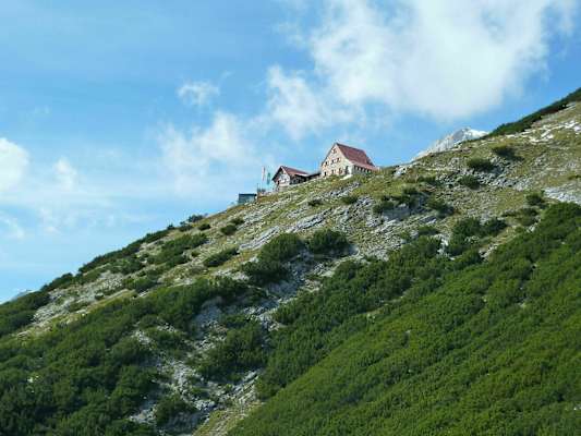 Die Bettelwurfhütte thront über dem Inntal.