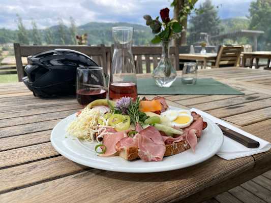 Einkehr in der Buschenschank Grebenzen auf der 2-Flüsse-Gravelbiketour in der Südsteiermark