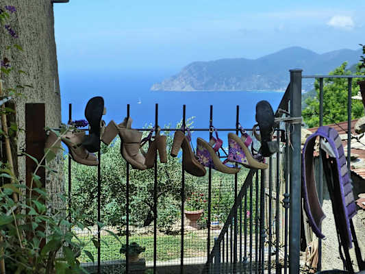 Schuhgarderobe mit Blick aufs Meer