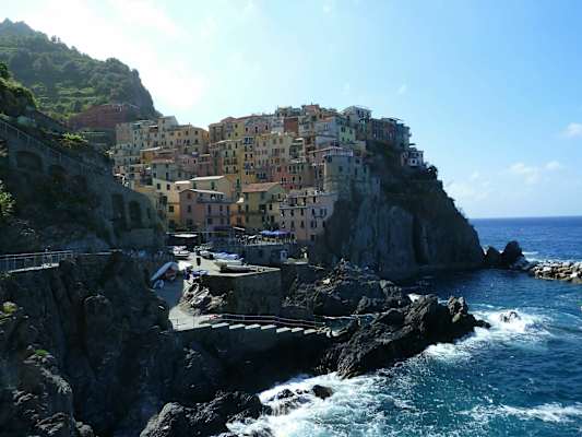 Bunte Städte direkt an der Steilküste