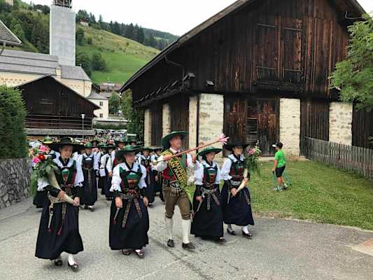 Die ladinische Kultur ist ein wesentlicher Bestandteil des Bergsteigerdorfes Lungiarü