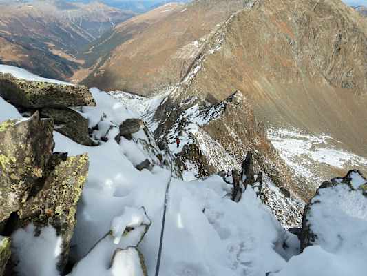Schnee deckt auch Seilversicherungen zu. Handschuhe sollten unbedingt Teil der Ausrüstung sein.