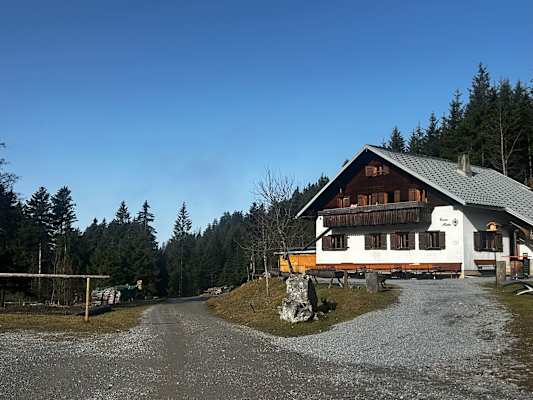 Die Emser Hütte hat ganzjährig geöffnet, aktuell von Mittwoch bis Sonntag.