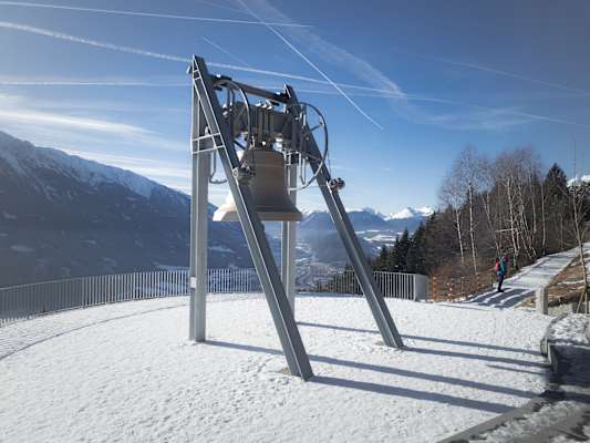 Die Friedensglocke thront über dem Inntal