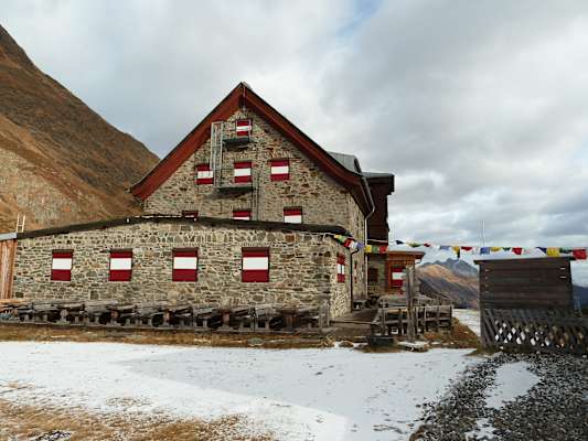 Die meisten Hütten - im Bild die Franz-Senn-Hütte - haben im Oktober schon geschlossen.