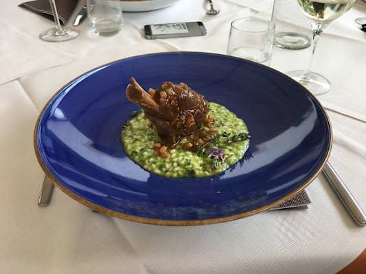 Geschmorte Lammstelze vom Villnösser Brillenschaf auf Kräuterrisotto Vialone Nano