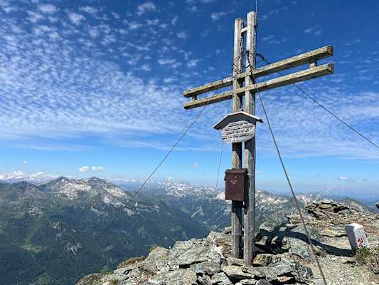 Traumaussicht und Gipfelkreuz am Gurpitschek