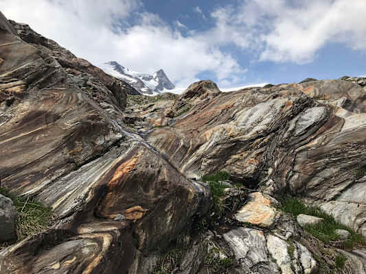 Am Gletscherweg Innergschlöss kann man die vom Gletscher glatt geschliffenen Felsen bewundern.