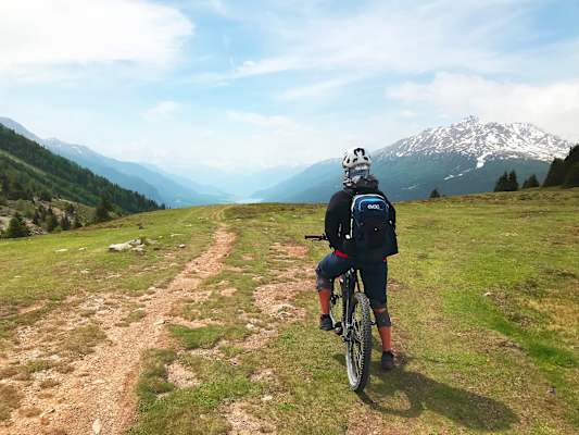 Am Grenzkamm Richtung Italien am 3-Länder-Enduro-Trail