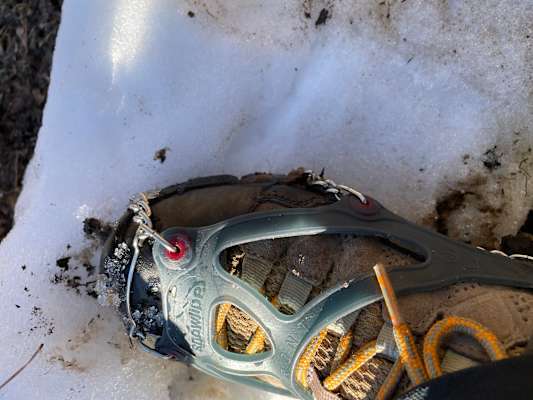 Grödeln sind leichte "Schneeketten" für Wanderschuhe.