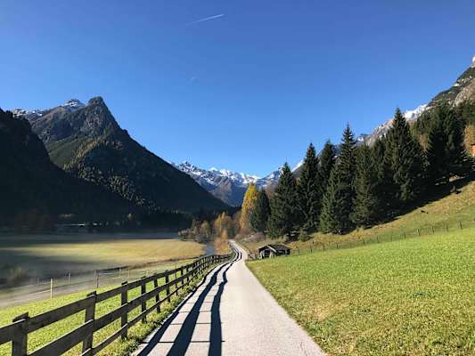 Im Herbst liegt im Talboden oft noch ein wenig Nebel.