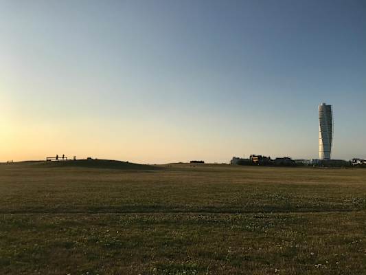 Sonnenuntergang am Strand von Malmö, im Hintergrund der Turning Torso-Turm