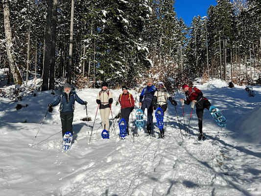 Strahlende Gesichter in strahlend weißer Umgebung