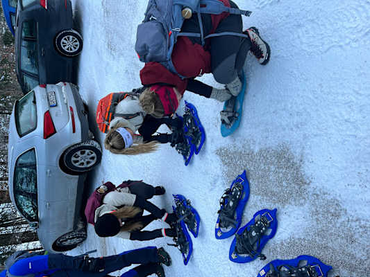 Eine der größten Herausforderungen: Den Schneeschuh anziehen!