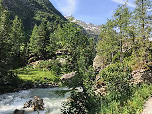 Am Weg ins Innergschlöss.