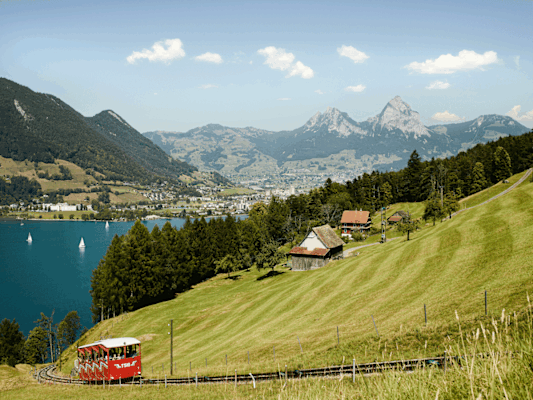 Der Kleine Mythen (links) und der Große Mythen (rechts) sind von der Treib-Seelisberg-Bahn aus und von Brunnen am Vierwaldstättersee gut zu sehen.