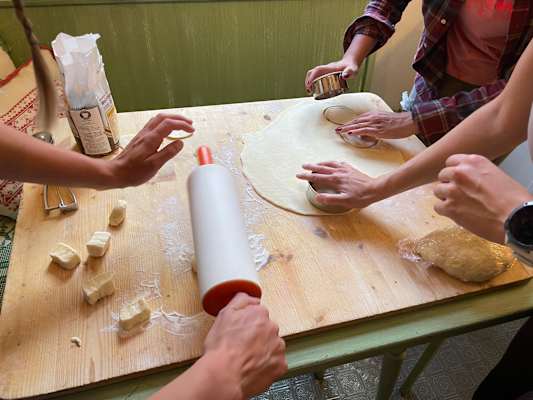 Ausgestochen oder aus Teilstücken geformt werden die Teigkreise