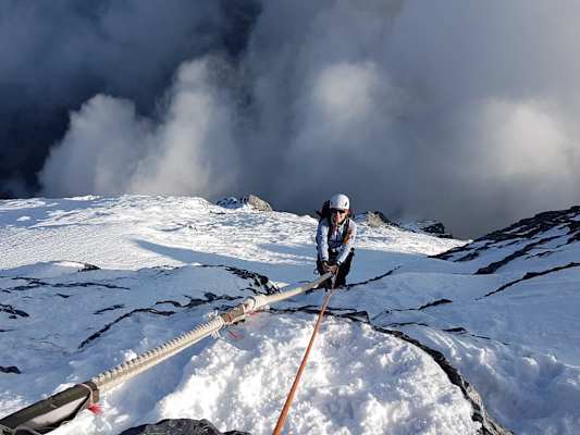 Unzählige Taue dienen den Bergsteigern am Mittellegigrat als Fixseile