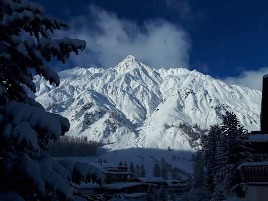 Der Blick von Samnaun in der Region Val Müstair auf die angrenzende Gebirgsgruppe