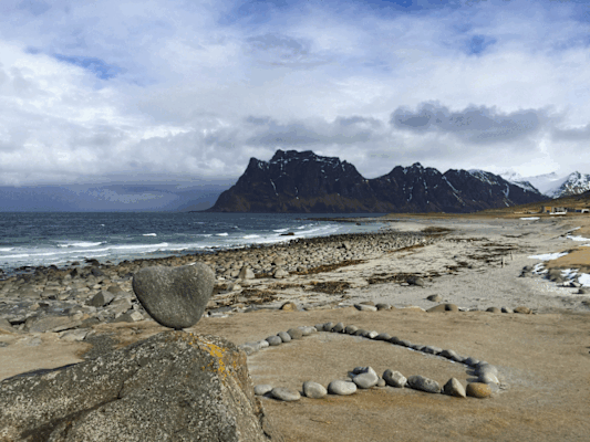 Der Strand von Uttakleiv: Zwar sind die Lofoten primär als ausgezeichnetes Frühjahrsdomizil unter Skitourenghern beliebt, doch auch im Sommer malerisch schön,