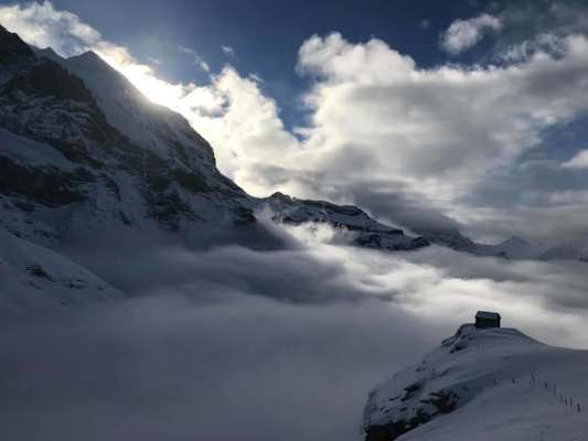 Am Fuße des Eiger: Blick von der Station Eigergletscher oberhalb der Kleinen Scheidegg, Grindelwald