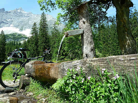 Am Kleinen Ahornboden lädt ein schöner Brunnen zur Rast ein.