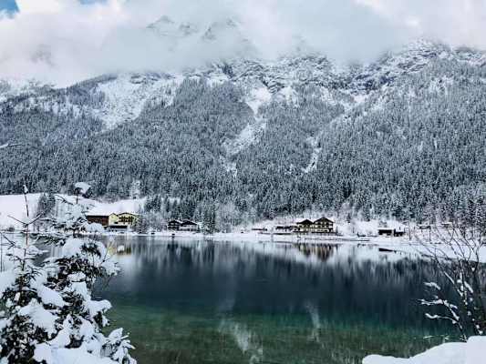 Fast ein wenig mystisch wirkt derzeit der glasklare Hintersee in der Gemeinde Ramsau im Berchtesgadener Land 
