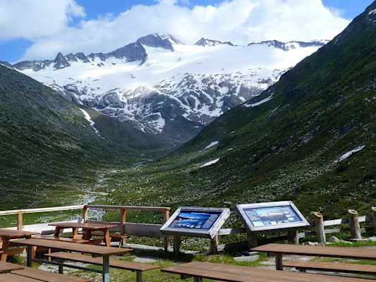 Gletscher prägen das Bild der Hohen Tauern - hier die Hochalmspitze von der Osnabrücker Hütte.