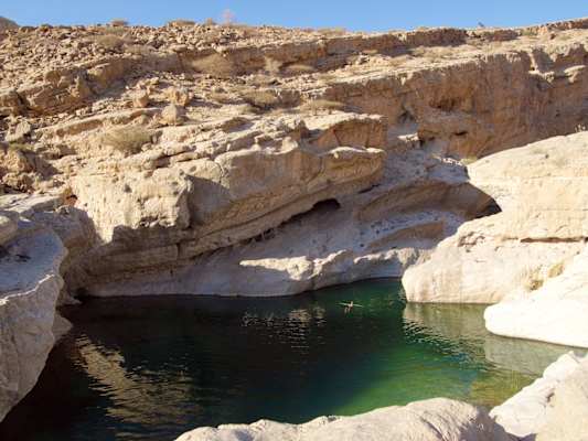 Chillig: Im Wadi Bani Khalid Oman Klettern Wandern Bergwelten Schöpf