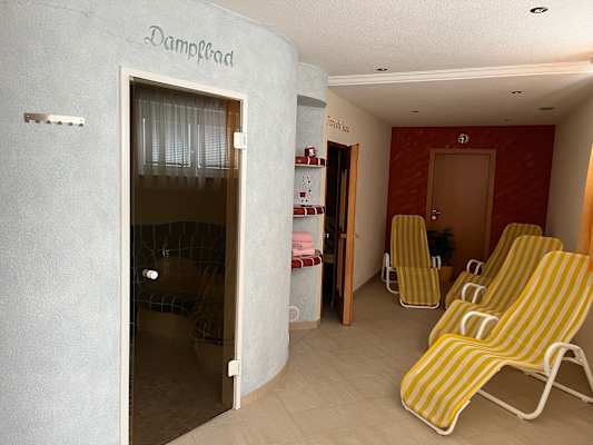 Weingut und Hotel Peiserhof - Wellnessbereich mit Liegestühlen vor dem Zugang zum Dampfbad