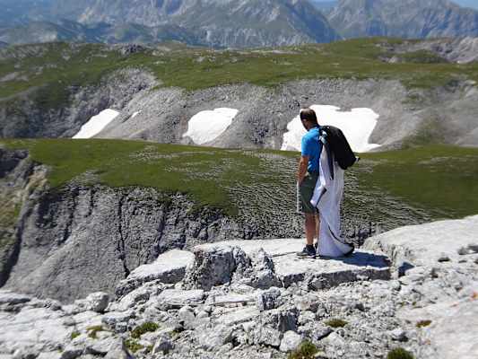 Basejumper Michael Maili vor dem Absprung