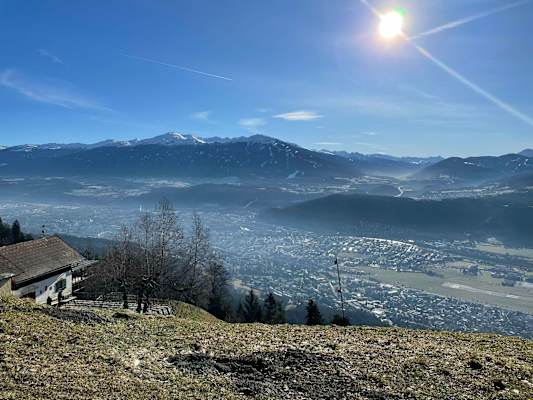 Aussicht vom Rauschbrunnen in Richtung Patscherkofel und Wipptal.