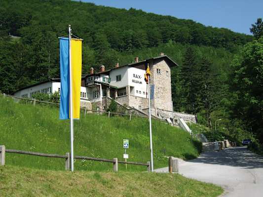 Mit der Raxseilbahn gelangt man seit 1926 mühelos auf das Raxplateau.