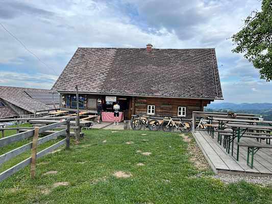 Almhütte Remschniggalm in der Südsteiermark mit Tischen und Bänken
