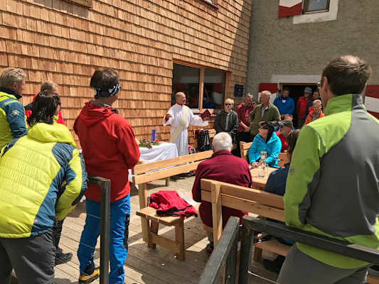 Eine offizielle Segnung durfte natürlich nicht fehlen.