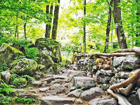 Der Sentiero-Weg verläuft neben der Verzasca und bietet eindrucksvolle Naturerlebnisse, Skulpturen und geheime Badeplätze.