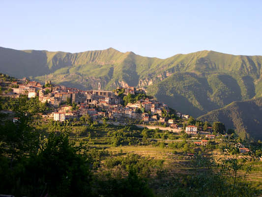 Triora wurde auf einem Bergrücken errichtet.
