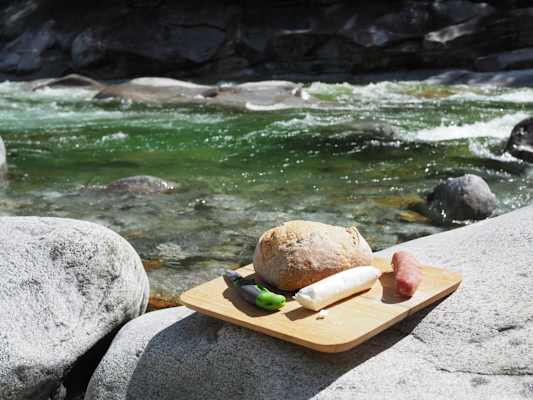 Regionalen Schafskäse und Salami bekommt man oft auch in Hofläden.