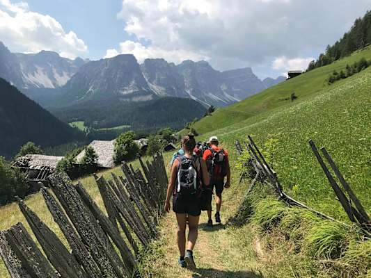 Lungiarü, erstes und einziges Bergsteigerdorf in den Dolomiten.