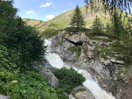 Oberflächenwasser - im Bild ein typischer Gletscherbach - kann nicht direkt als Trinkwasser verwendet werden.