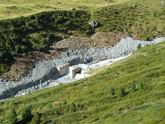 Der Längentaler Bach wird gefasst und sein Wasser komplett abgeleitet. Ein Bachrauschen unterhalb der Fassung gibt es nicht mehr.